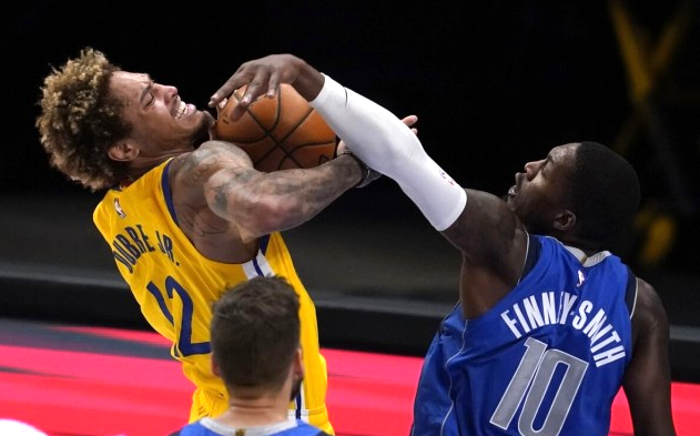 勇士新秀表现惊艳，全场观众掌声不断，进行法律一点我的.