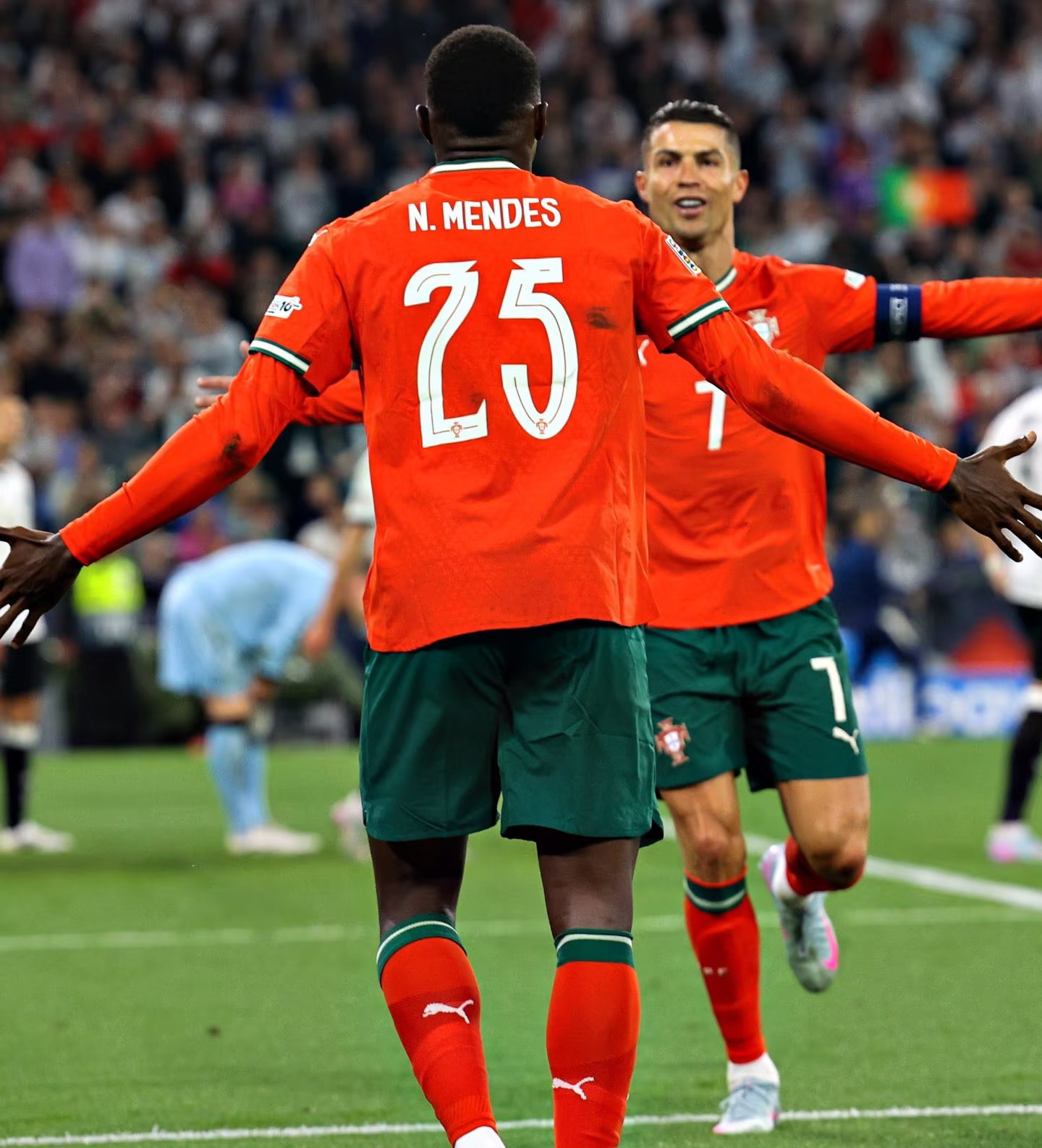 Leyu app-包含赛后葡超传出新动向，巴黎圣日耳曼回应争议，管理层表态：话题不断，细节决定成败的词条-Leyu app